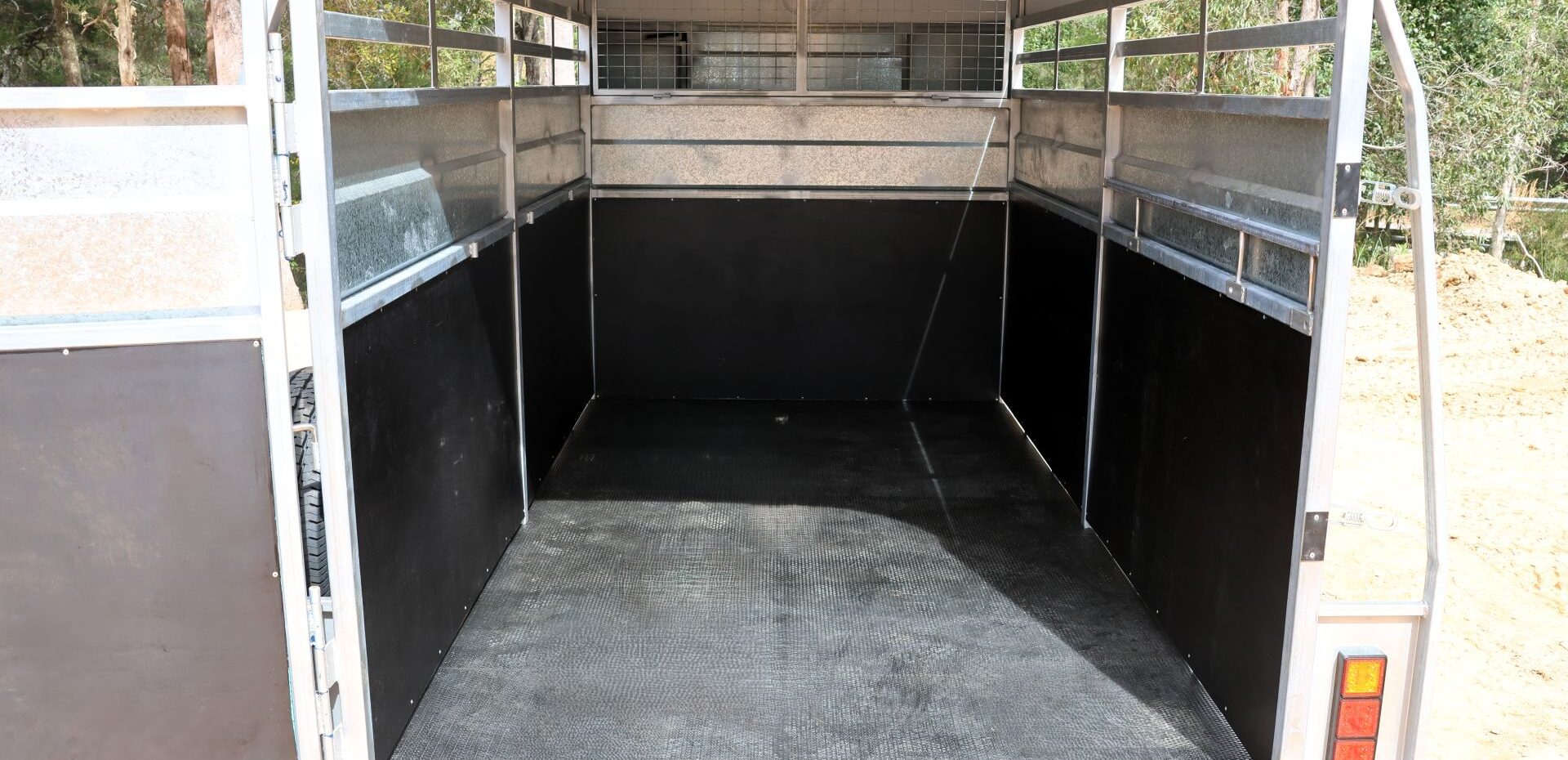 rubber kickboards on all sides for leg and trailer protection